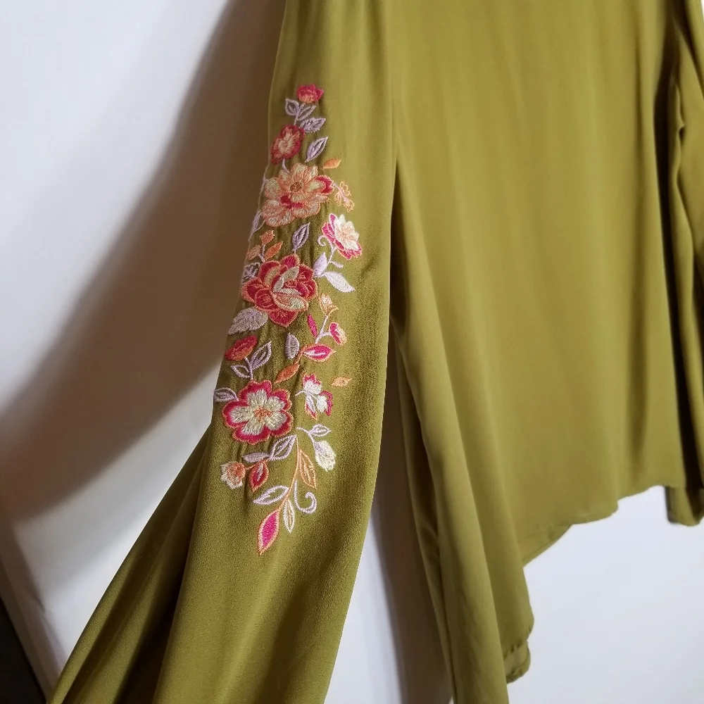 The Pioneer Woman Top Women's Large Olive Green Floral Embroidered Sleeve V Neck - Picture 2 of 8